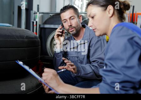 Eine Lehrerin mit ihrem Mentor in der Garage Stockfoto