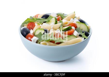 Mediterraner Pasta-Salat mit frischem Gemüse und Kräutern isoliert auf weißem Hintergrund Stockfoto
