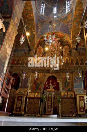 Inneres der griechisch-orthodoxen Kirche im Meteora-Kloster Varlaam, Thessalien, Griechenland, Inneres der Griechisch-orthodoxen Kirche im Meteora-Kloster Varlaam, Stockfoto