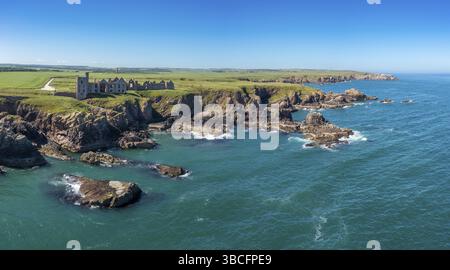 Cruden Bay, Großbritannien - 23. Juni 2022: Panorama-Drohnenansicht von Slains Castle und der wilden Küste von Aberdeenshire Stockfoto