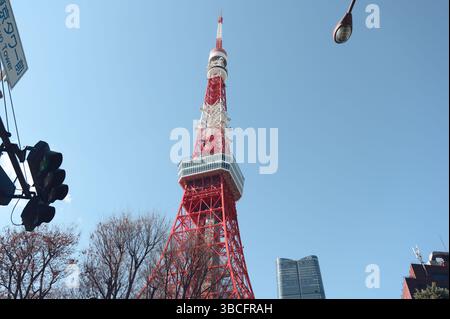 Der Tokyo Tower steht hoch vor einem klaren blauen Himmel Stockfoto