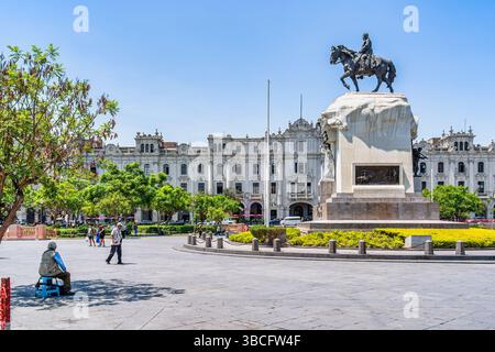 Lima, Peru - 11. März 2025: Ein warmer sonniger Tag auf der Plaza San Martin mit der Reiterstatue von General Jose de San Martin in der Mitte. Stockfoto