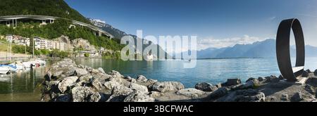 Schweiz - 31. Mai 2019: Panoramalandschaft des Genfer Sees mit Schloss Chillon und Territet Harbor sowie Skulptur und Autobahn Stockfoto