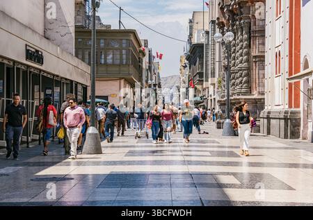Lima, Peru - 11. März 2025: Touristen und Einheimische schlendern auf der Fußgängerzone Jiron de la Union im Zentrum von Lima. Stockfoto