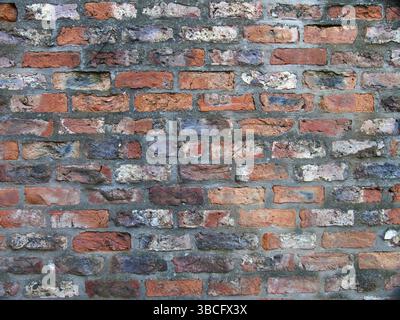 Ein Vollbild einer alten verwitterten roten Ziegelwand Stockfoto