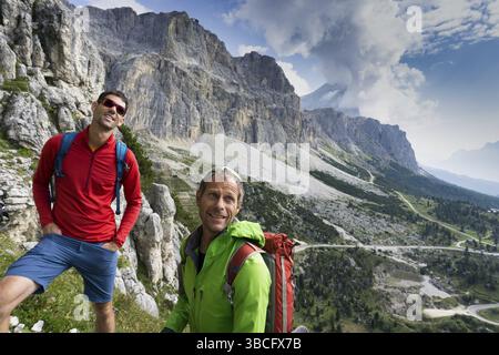 Ein Bergführer und Client suchen und prüfen Sie die Route vor Ihnen Stockfoto