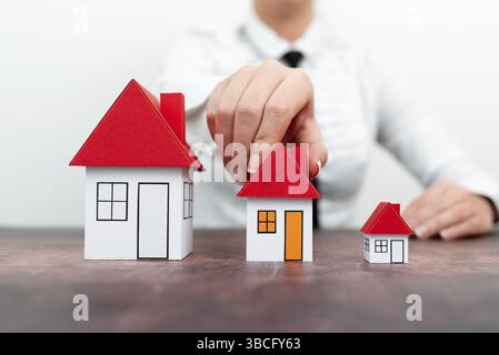 Aktualisieren Sie Ihr Haus Vertreten Durch Lady In Outfit, Business Woman Präsentiert Pläne Für Home Change, Verschiedene Apartment Plan Größen Vergleich, Mehrere Stockfoto