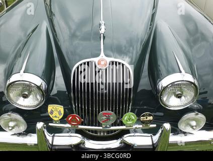 Hebden Bridge, West yorkshire, vereinigtes Königreich, 4. august 2019: Eine Nahaufnahme der Motorhaube und des Kühlergrills eines britischen Oldtimer jaguar XK 150 in heb Stockfoto