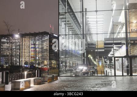 Bürogebäude im Zentrum von Helsinki bei Nacht, Finnland, Europa Stockfoto