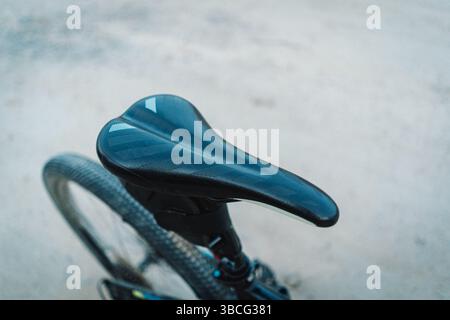 Blauer Fahrradsattel auf einem Mountainbike Stockfoto