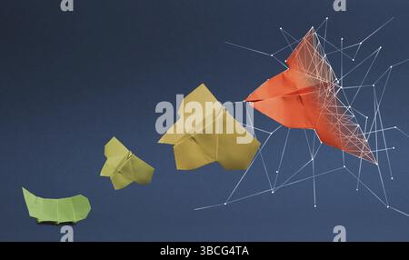 Transformation von Raupe zu Schmetterling, analog zur Digitalisierung, Geschäftskonzept im Papierfalz Stockfoto