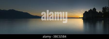 Schweiz - 31. Mai 2019: Panoramablick auf das historische Schloss Chillon am Ufer des Genfer Sees bei Sonnenuntergang Stockfoto