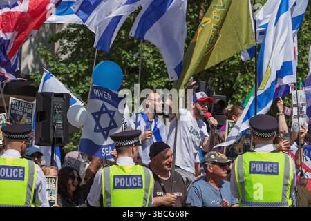 Jüdische pro-israelische Anhänger schwenken Plakate und die Flagge Israels auf pro-palästinensische Anhänger während des Nakba-märz 77. London, 17. Mai 2025. Stockfoto