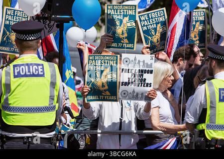 Jüdische pro-israelische Anhänger schwenken Plakate und die Flagge Israels auf pro-palästinensische Anhänger während des Nakba-märz 77. London, 17. Mai 2025. Stockfoto