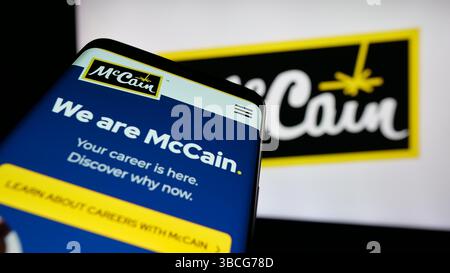 In dieser Abbildung ist ein Mobiltelefon mit der Webseite des kanadischen Lebensmittelunternehmens McCain Foods Limited auf dem Bildschirm vor dem Logo zu sehen. Stockfoto