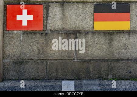 Der Grenzübergang von der Schweiz nach Deutschland mit Fahnen und Schnur auf der Brücke in Laufenburg Stockfoto