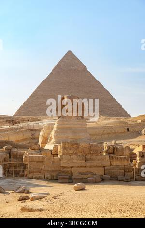 Sphinx steht an einem klaren Nachmittag vor der Großen Pyramide von Gizeh Stockfoto
