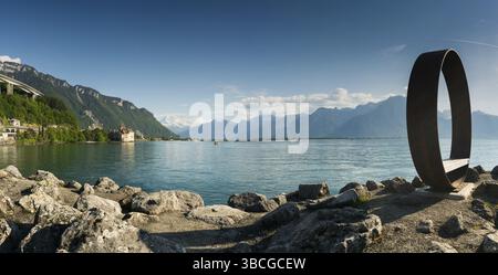 Schweiz - 31. Mai 2019: Panoramalandschaft des Genfer Sees mit Schloss Chillon und Territet Harbor sowie Skulptur und Autobahn Stockfoto