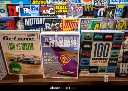 Barnes & Noble Booksellers on Fifth Avenue in New York City bietet eine große Auswahl an Büchern und Zeitschriften, USA 2025 Stockfoto