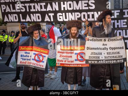 Orthodoxe jüdische Männer der antizionistischen Haredi-Gruppe Neturei Karta oder Wächter der Stadt beim Nakba-Marsch 77 für Palästina gegen Isra Stockfoto