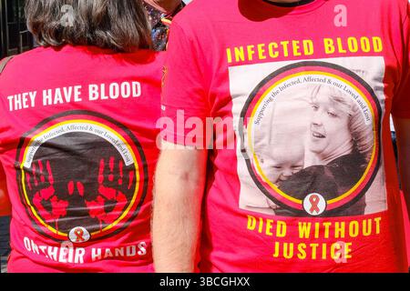 London, Großbritannien. Mai 2025. Infizierte Blutaktivisten und Wohltätigkeitsorganisationen stehen mit Plakaten vor der Downing Street und dem Parlament, wenn sie die Regierung auffordern, Verzögerungen bei den Entschädigungszahlungen an die 30.000 NHS-Patienten zu beenden, die zwischen den 1970er und 1990er Jahren unwissentlich kontaminiertes Blut und Blutprodukte erhielten, was zum Tod von 3000 Menschen führte. Quelle: Eleventh Photography/Alamy Live News Stockfoto