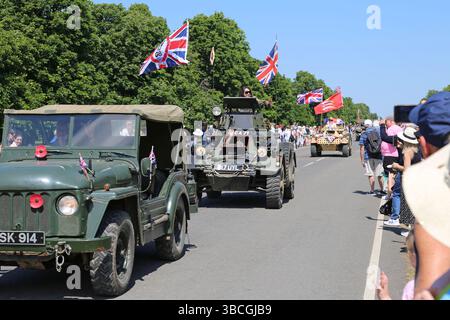Austin Champ (1955) und Daimler Ferret, Kastaniensonntag, 11. Mai 2025. Bushy Park, Hampton Court, Greater London, England, Vereinigtes Königreich, Großbritannien, Europa Stockfoto