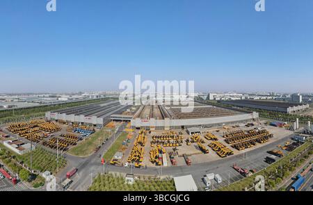 (250520) -- SHANGHAI, 20. Mai 2025 (Xinhua) -- ein Luftdrohnenfoto vom 15. April 2025 zeigt die Außenansicht von Shanghai Sany Heavy Machinery Co., LTD In Shanghai, Ostchina, 15. April 2025. Da Shanghai die Produktion als wichtige Unterstützung der Kernwettbewerbsfähigkeit betrachtet, entwickelt Shanghai nun die fortschrittliche Fertigungsindustrie, einschließlich der Schwermaschinenherstellung, der intelligenten Fertigung, der Herstellung sauberer Energie, der intelligenten Roboter usw., sowohl im alten Industriepark des Bezirks Minhang als auch im neuen Gebiet Lingang der chinesischen Pilotenfreihandelszone (Shanghai), energisch weiter. Stockfoto