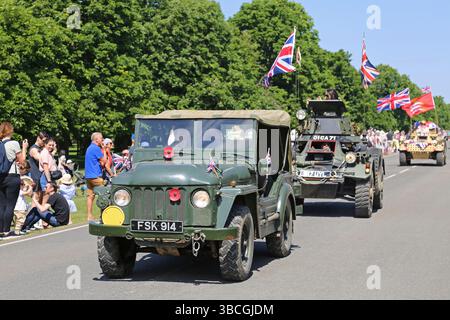 Austin Champ (1955) und Daimler Ferret, Kastaniensonntag, 11. Mai 2025. Bushy Park, Hampton Court, Greater London, England, Vereinigtes Königreich, Großbritannien, Europa Stockfoto