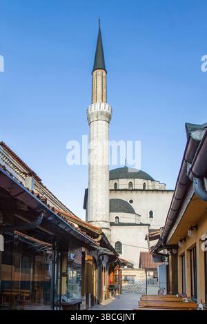 Traditioneller Straßenblick auf die Gazi Husrev-Beg Moschee und Cafés in einem historischen Stadtbild in Sarajevo Stockfoto