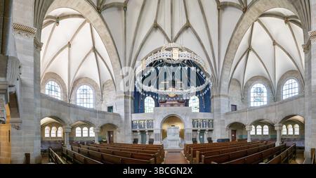 Schweiz - 8. Juli 2020: Innenansicht der historischen Pauluskirche in der Basler Innenstadt Stockfoto
