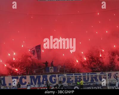 Pyro im Block U Fans 1.FC Magdeburg im Spiel gegen SC Verl DFB Fussball 15.Spieltag 3.Liga Saison 2021-22 am 07.11.2021 in MDCC-Arena Magdeburg, Pyro Stockfoto