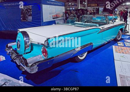 Pasila, Helsinki, Finnland – 4. April. 2025: Ford Skyliner (1959) auf der Original American Car Show ACS25 in Helsinki Messukeskus. Stockfoto