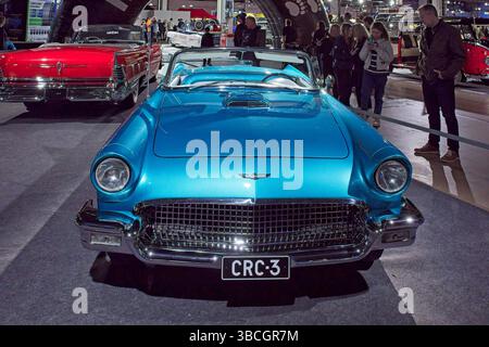 Pasila, Helsinki, Finnland – 4. April. 2025: Ford Thunderbird (1957) Auto auf der Original American Car Show ACS25 in Helsinki Messukeskus. Stockfoto