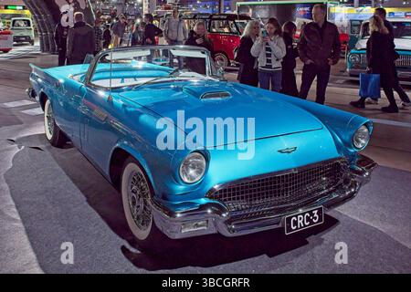 Pasila, Helsinki, Finnland – 4. April. 2025: Ford Thunderbird (1957) Auto auf der Original American Car Show ACS25 in Helsinki Messukeskus. Stockfoto