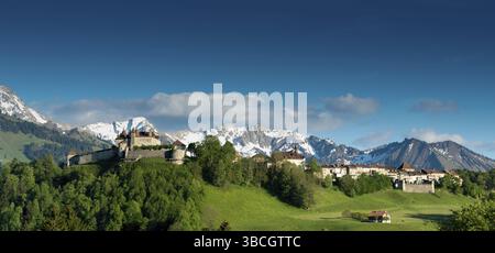 Schweiz - 31. Mai 2019: Panoramablick auf die historische Burg und das Dorf Gruyeres mit Berglandschaft Stockfoto