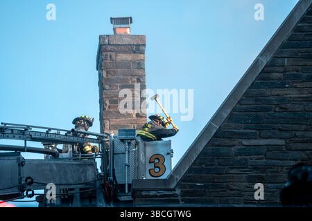 Washington DC, USA. 20. Mai 2025, Washington, District of Columbia, USA: Ein Brand mit zwei Alarmen im teuren Kalorama-Viertel von Washington DC am 20. Mai 2025 beschädigte ein Haus in einem frühen Morgenbrand, bei dem ein Feuerwehrmann verletzt wurde. Dasselbe Haus brannte 12 Stunden früher in Brand, aber die Feuerwehr löschte und räumte den Tatort mehrere Stunden vor Ausbruch des zweiten Brandes. Präsident Barrack Obamas Haus in Washington ist ein paar Türen weiter von diesem Haus entfernt. Quelle: ZUMA Press, Inc./Alamy Live News Stockfoto