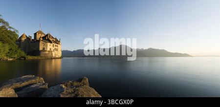 Schweiz - 31. Mai 2019: Panoramablick auf den Genfer See und das historische Schloss Chillon am Seeufer bei Montreux Stockfoto
