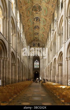 Ely, Vereinigtes Königreich - 12. Juni 2022: Innenansicht des Mittelschiffs und bemalter Decke der Ely Cathedral in Norfolk Stockfoto