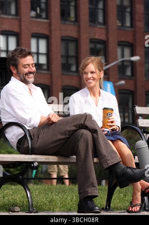 Jeffrey Dean Morgan und Hilary Swank am Set von „The Resident“ in Brooklyn, New York City – 01. Juli 2009 Stockfoto