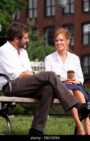 Jeffrey Dean Morgan und Hilary Swank am Set von „The Resident“ in Brooklyn, New York City – 01. Juli 2009 Stockfoto