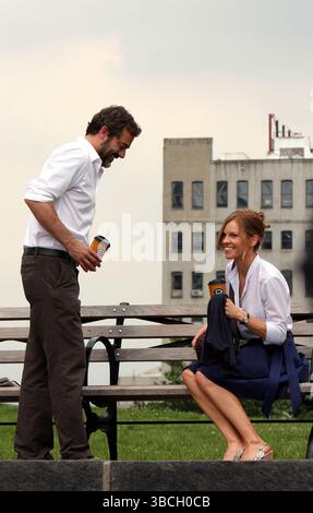 Jeffrey Dean Morgan und Hilary Swank am Set von „The Resident“ in Brooklyn, New York City – 01. Juli 2009 Stockfoto