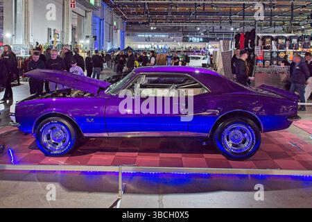 Pasila, Helsinki, Finnland – 4. April. 2025: Chevrolet Camaro (1967) Auto auf der Original American Car Show ACS25 in Helsinki Messukeskus. Stockfoto
