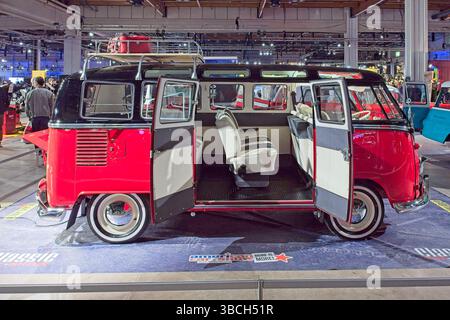 Pasila, Helsinki, Finnland – 4. April. 2025: VW Kastenwagen (1963) auf der Original American Car Show ACS25 in Helsinki Messukeskus. Stockfoto