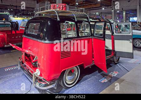 Pasila, Helsinki, Finnland – 4. April. 2025: VW Kastenwagen (1963) auf der Original American Car Show ACS25 in Helsinki Messukeskus. Stockfoto