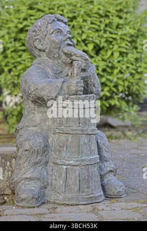 Skulptur Butterfrau von Georg Gehring, Symbol für historische Butterproduktion, Knabe mit Butterabfluss, Lebensmittelherstellung, Butter, Produktion, Prozess Stockfoto