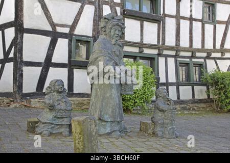 Skulptur Butterfrau von Georg Gehring, Symbol für historische Butterproduktion, Mädchen und Junge mit Butterabfluss, Marktfrau, Lebensmittelproduktion, Butter Stockfoto