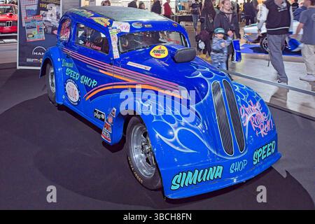 Pasila, Helsinki, Finnland – 4. April. 2025: Ford Anglia (1948) Auto auf der Original American Car Show ACS25 in Helsinki Messukeskus. Stockfoto