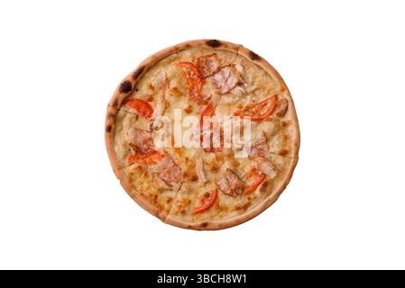 Italienische Pizza mit Hühnchen und Speck, Käse, Tomaten und Sauce. Fast Food, Pizza in Scheiben Stockfoto