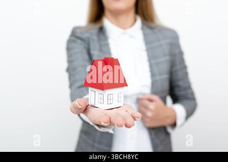 Eine junge Dame Orbusinessfrau, die ihr Zuhause in Business Outfit führt Stockfoto