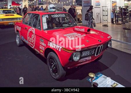 Pasila, Helsinki, Finnland – 4. April. 2025: BMW 2002 (1968) Auto auf der Original American Car Show ACS25 in Helsinki Messukeskus. Stockfoto